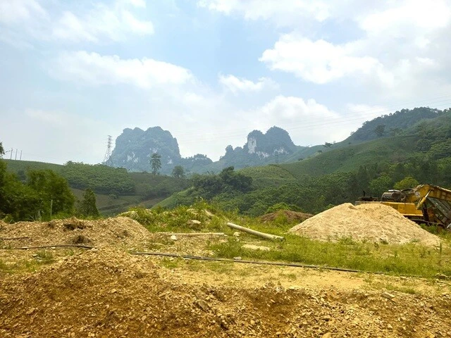 ヴァンバンに向かう道の一景。オフロードの先に、おそらく岩山であろう、中国の山奥を連想させるような山々が見える。