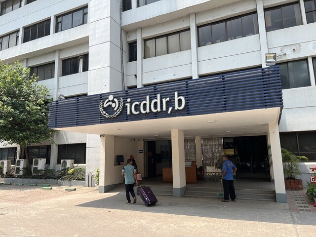 icddr,b。元々は「International Centre for Diarrheal Disease Research, Bangladesh」の略だったが、今では「icddr,b」が正式名称になっているという。