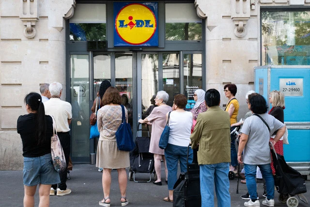 フランス・パリの家電量販店では朝の開店前から中国製エアコンを求めて客が並んでいる光景も！
