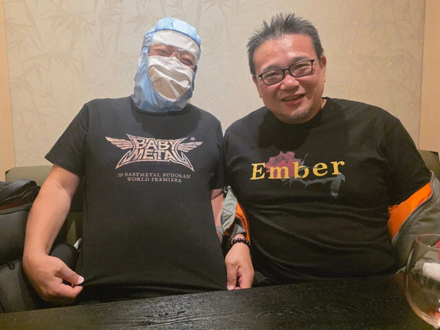 （左）Xアカウント【@Johoshushupopo】で半導体業界の中の人として、NDAギリギリの投稿を続ける情ポヨさん。推しはBABYMETAL。（右）中国や日本、そして台湾など各国のIT企業の取材を続けるジャーナリストの高口康太さん。今回は聞き手を担当