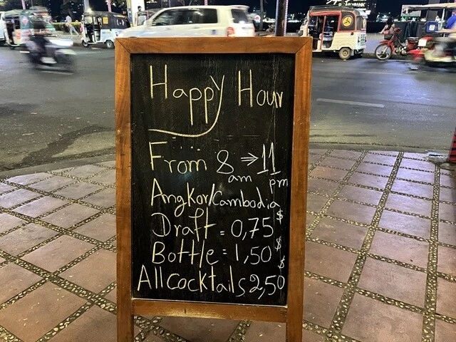 「ハッピーアワーは生ビール1杯0.75ドル！」という看板。ちなみに、ハッピーアワーは朝8時から夜11時まで、とあるので、実質いつもこの値段。この店が特別安いわけではなく、観光客向けの繁華街の店はどこも同じ値段だった。