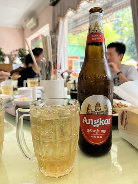 カンボジアのビール「アンコールビール」。薄く、氷を浮かべて飲む、東南アジアあるあるなスタイル。