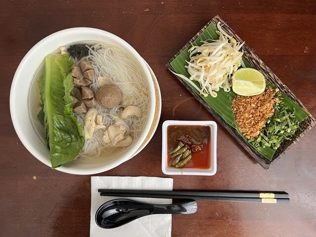 カンボジア料理、クイティウ。米粉で作ったそうめんのような、細い丸麺のフォーのような感じ。