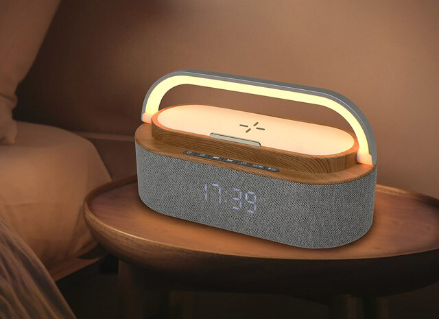 ●光と音のマルチクロック(ライソン) 「ユニーク家電の雄」ライソンがガチで挑んだデザイン家電。柔らかい外観に加え、癒やしのサウンドと6色の照明を搭載。ワイヤレス充電、BTスピーカーと機能全部盛りもさすが! 5500円