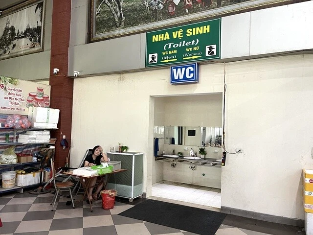 サービスエリアのトイレは大抵有料（3000ドン＝15円くらい）。お金を回収するスタッフがヒマそうに座っている。この仕事（？）の給料はいったい......