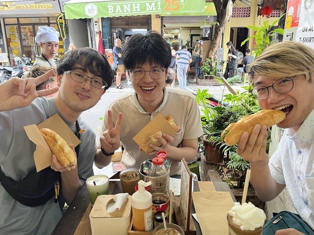 人気のバインミーの店。今回のベトナムの旅に参加する、私のラボメンバーたち。左から、2024年のエチオピア出張（117話）に同行したポスドクのU、インドネシア人大学院生（当時）のS、2024年のベトナム出張（136話）にも同行した大学院生（当時）のF。このときはまだみんな元気。