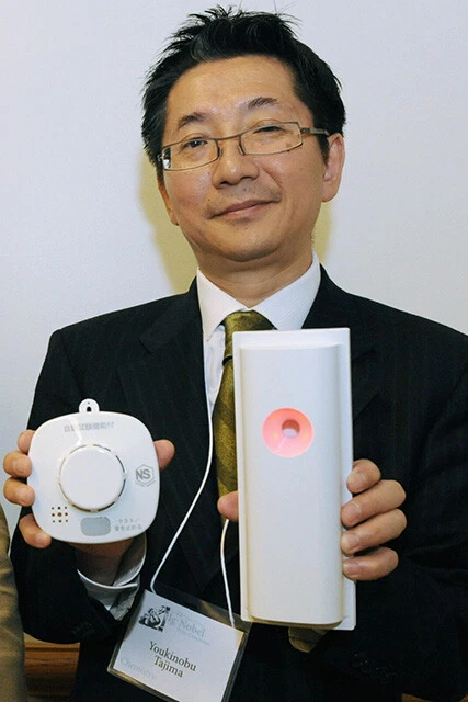 わさびの刺激臭で眠っている人を起こす火災警報器。実験では14人中13人が、においが届いてから10秒～2分で目を覚ました。実際にろう学校などにも導入されている