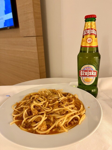 ボロネーゼと、「Ozujsko（オジュイスコ）」というクロアチアビール。スッキリしていて軽くて飲みやすいが、ほのかに薬っぽい独特の苦味がある。