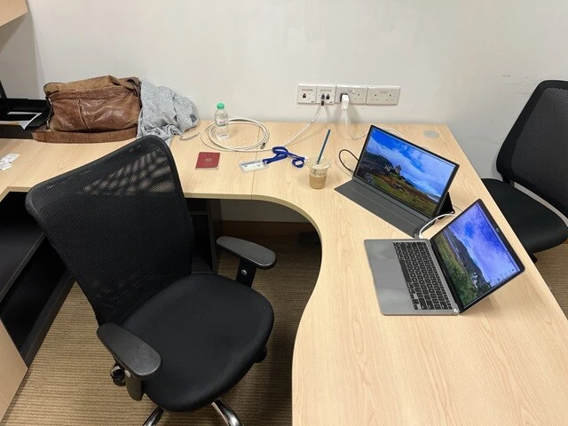 Duke-NUSの中に用意してもらった私のオフィス。殺風景だが、普段使いするには申し分ない。仕事しやすいように、自前で用意した外付けディスプレイも設置した。