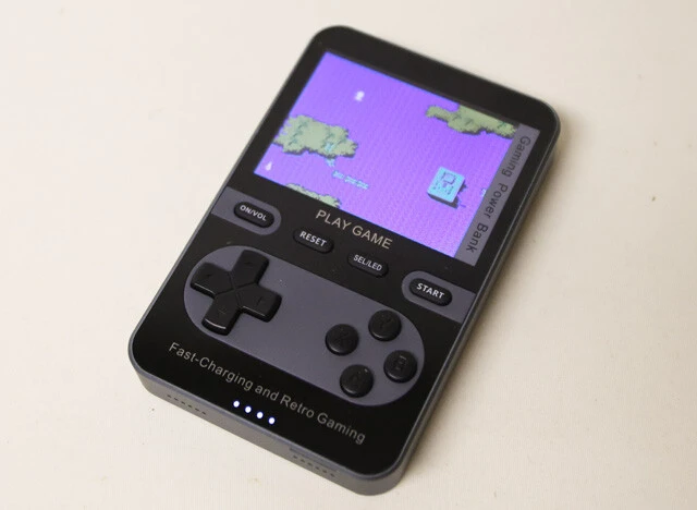 ●退屈禁止のモバイルバッテリー(ドン・キホーテ) 絶対必要だけど、持ち運びが面倒なモバイルバッテリーをまさかのエンタメ化! 88種のレトロゲーム内蔵で、退屈な充電時間が楽しい遊び時間に変わる逸品。5499円