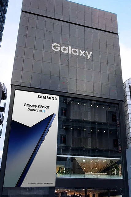 サムスンは2019年に東京・原宿に「Galaxy Harajuku」、23年に大阪に「Galaxy Studio Osaka」をオープン