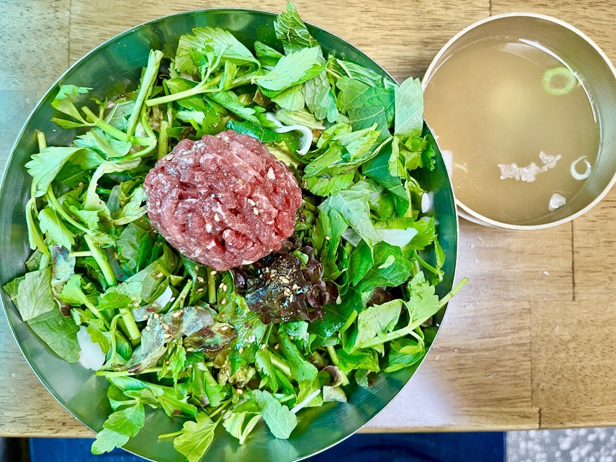 韓国グルメシリーズその2。講義の翌日、ソウルの「聖水（ソンス）」地区で食べたミナリユッケ。セリが大量に載ったユッケ。これは美味かった！　ちなみに韓国では、料理はこうやって真上から写真を撮るのが流行っている（いた）らしい。
