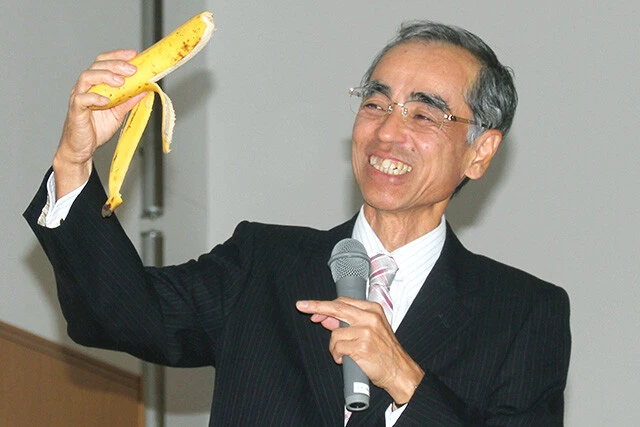 2014年に物理学賞を受賞した「バナナの皮の摩擦係数」の研究。研究者の馬渕清資氏の本職は人工関節の研究。関節の滑りやすさを追究する中で、バナナの皮に着目した