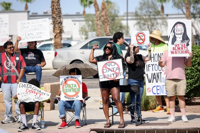 7月18日、カリフォルニア州でデータセンターの拡大に反対するデモに参加する人々。この日は全米42州142ヵ所で一斉に抗議活動が行なわれた