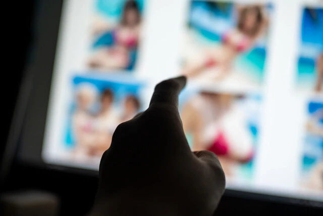 グラビアアイドルの際どい画像をアップロードした際、実際は成人であっても体形や顔つきから児童ポルノと誤判定される可能性も