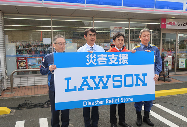 今年2月に千葉県富津市の第1号店がオープンした「災害支援ローソン」。災害時の通信回線を確保するためにStarlink端末が設置され、臨時の基地局としても機能。食料・飲料水、災害時トイレの備蓄、さらには地域住民への避難誘導などを目的としたドローンも配備。今後は全国で展開される予定だ